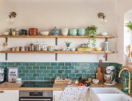 Paso a paso: cómo pintar los azulejos de la cocina para renovarla por completo sin meterte en obra