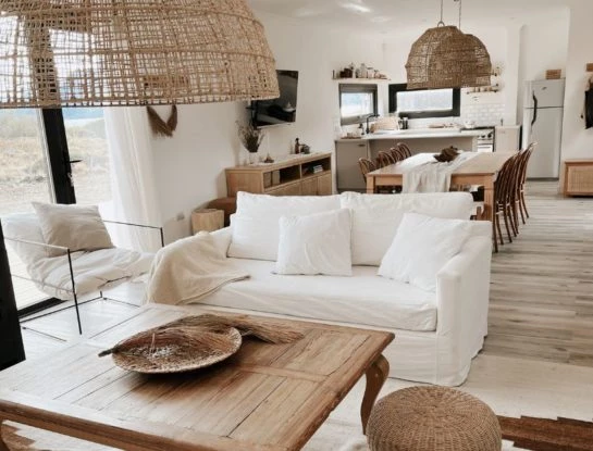 Esta casa construida con 5 containers y ubicada Neuquén, sorprende con su exquisito diseño y una decoración estilo wabi sabi