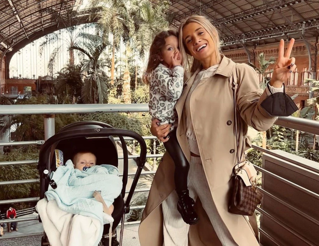 Camila Homs y sus hijos con Rodrigo de Paul