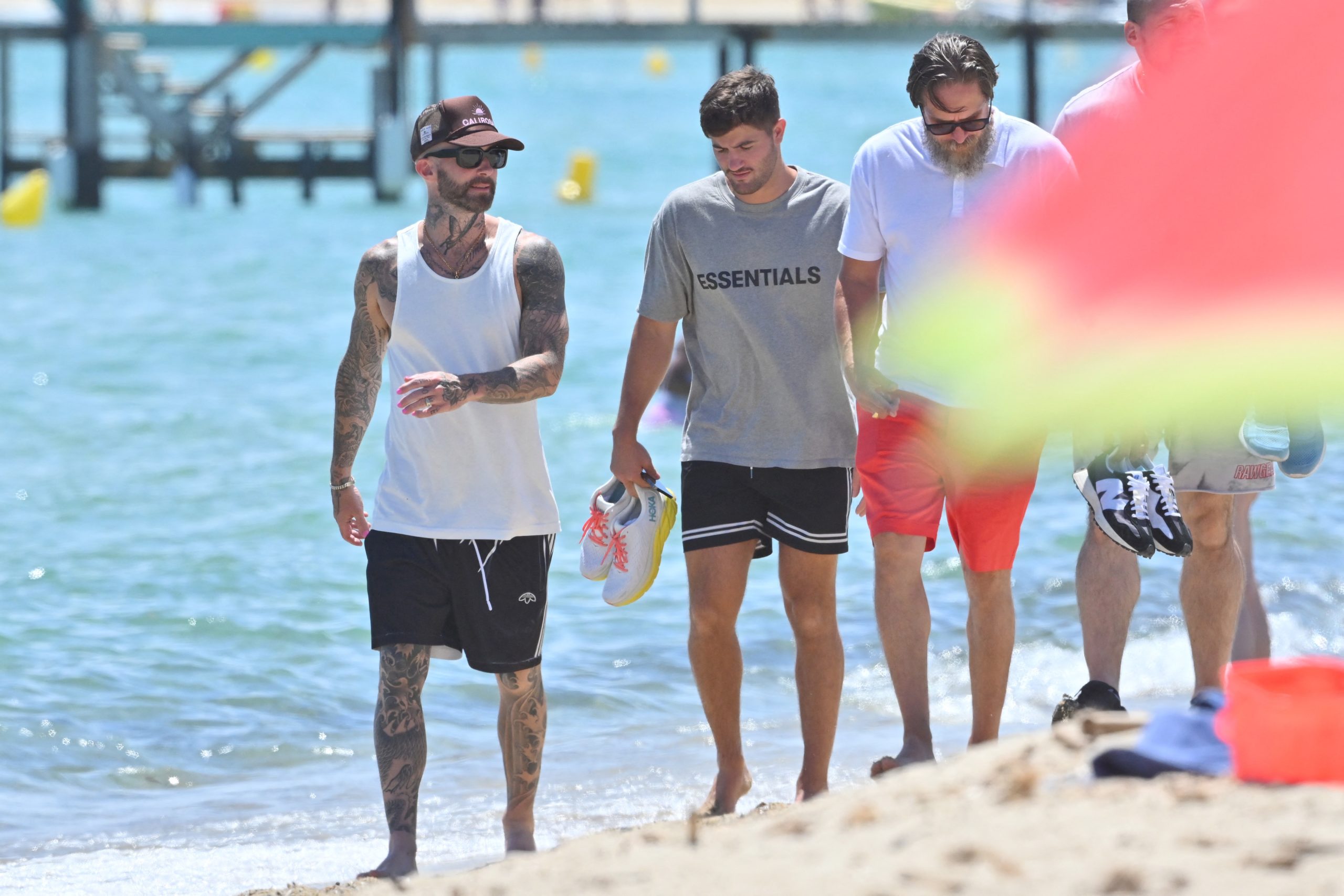 Adam Levine luce su manicura en fucsia, el tono favorito de la próxima