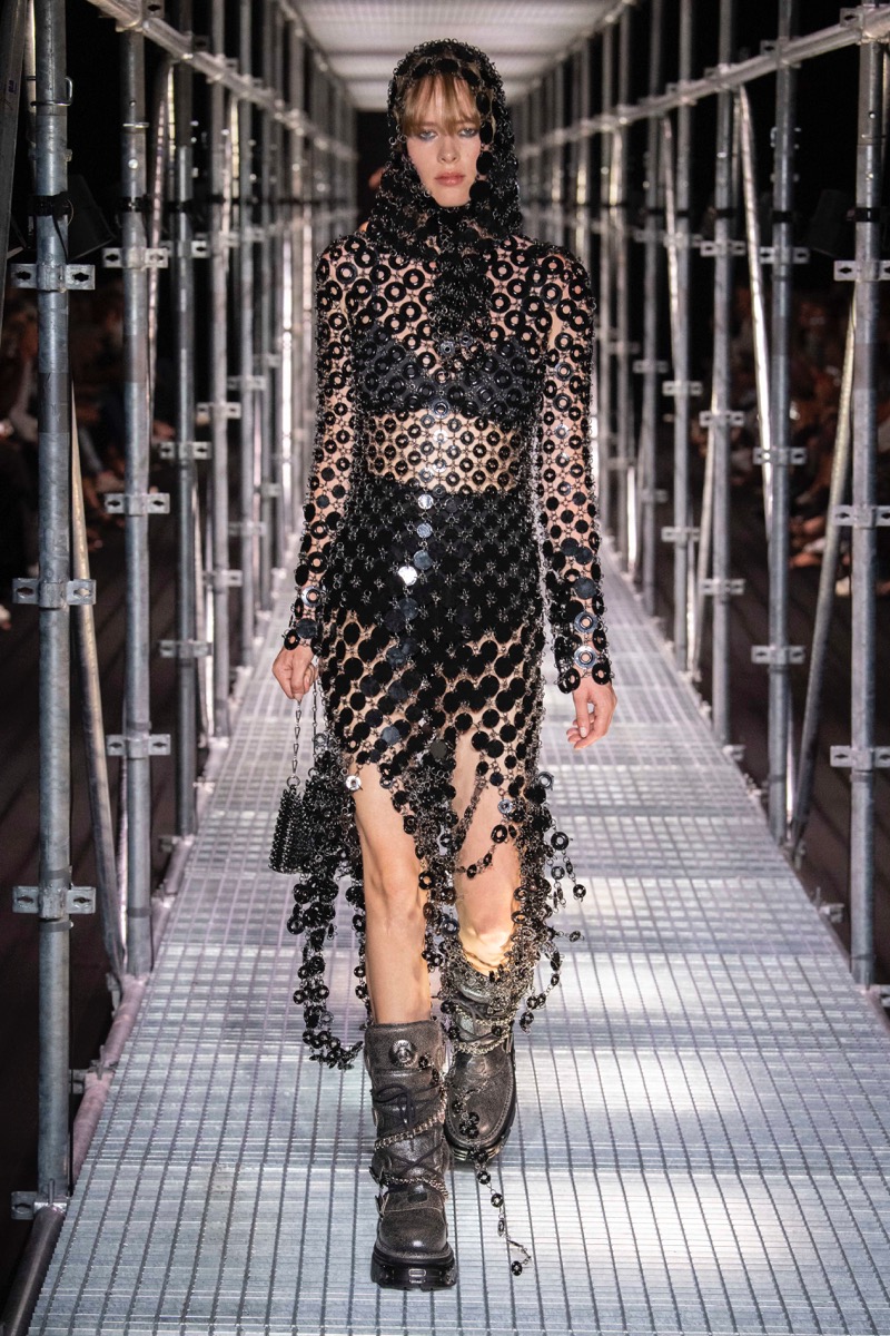 El estilo grunge se sube a la pasarela de Paco Rabanne y muestra una ...