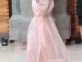 La reina Letizia luce el color rosa