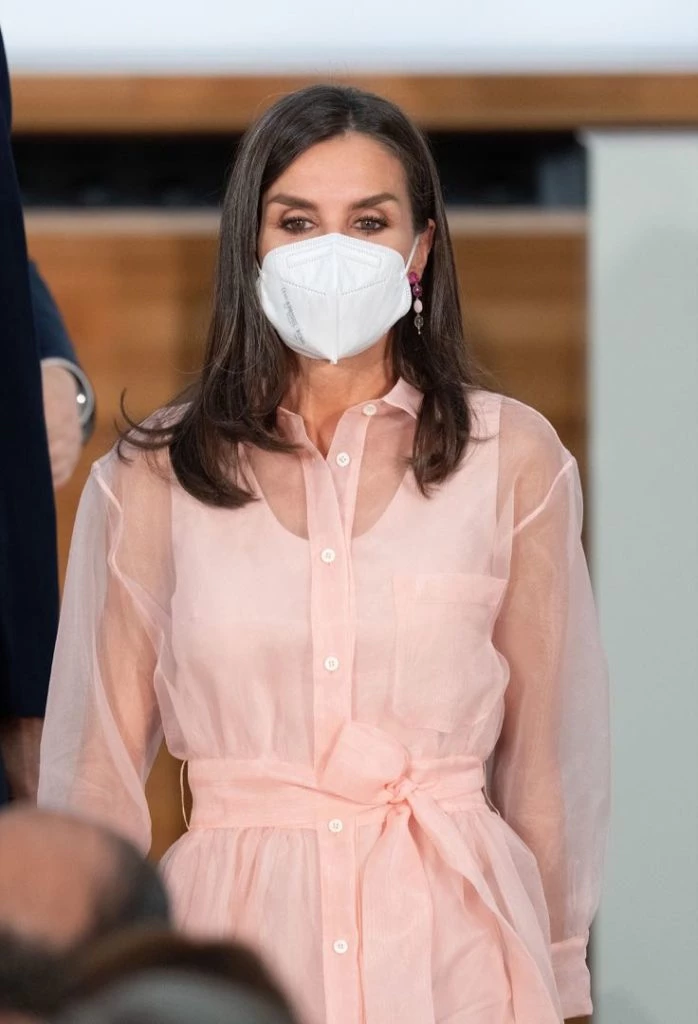 La reina Letizia luce el color rosa