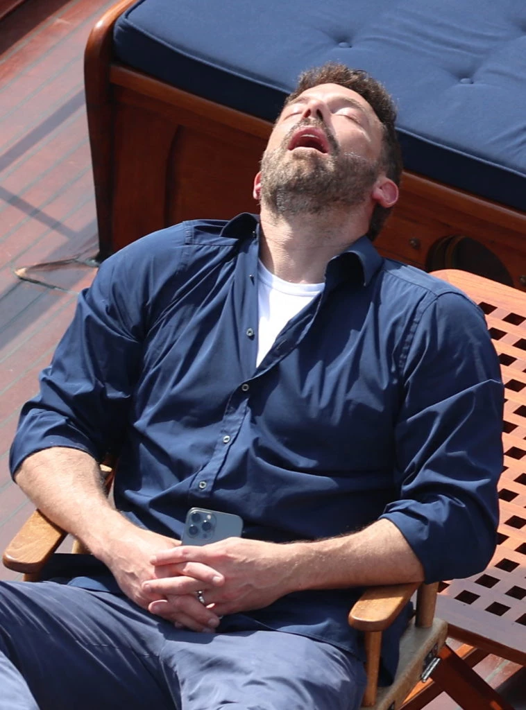 Las fotos virales de Ben Affleck dormido en el crucero. (Fotonoticias)