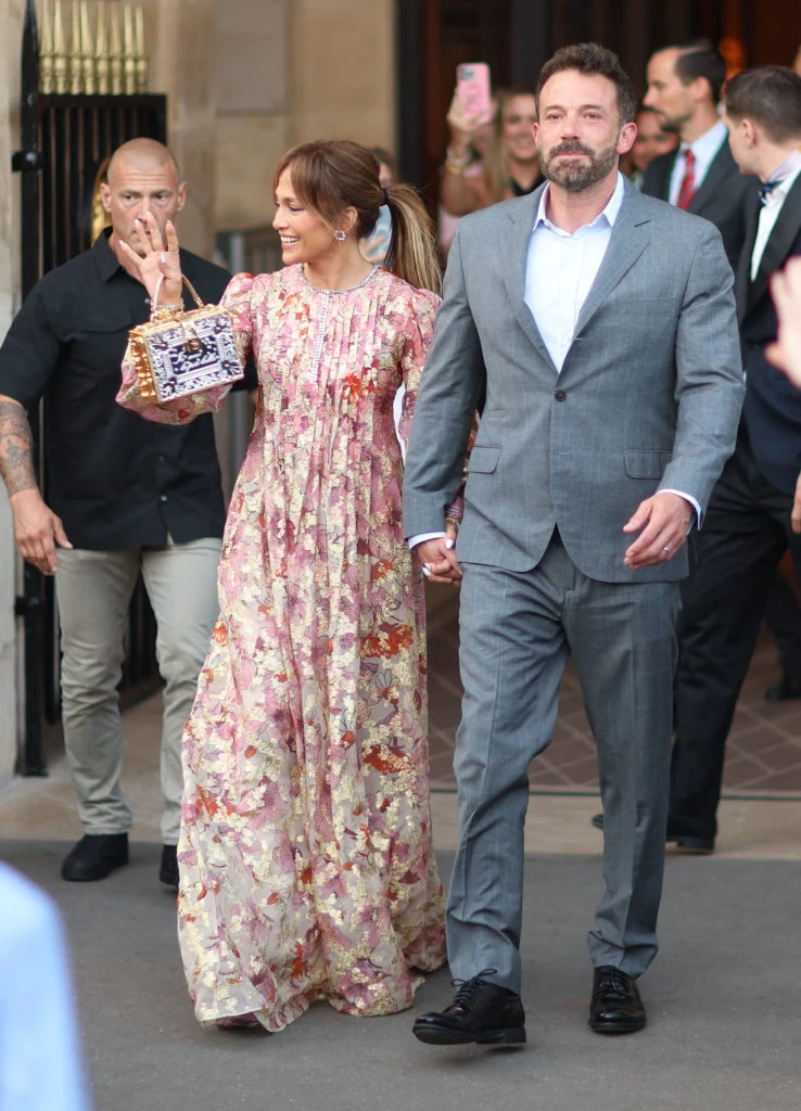 El look plisado y floreado de Jennifer López.