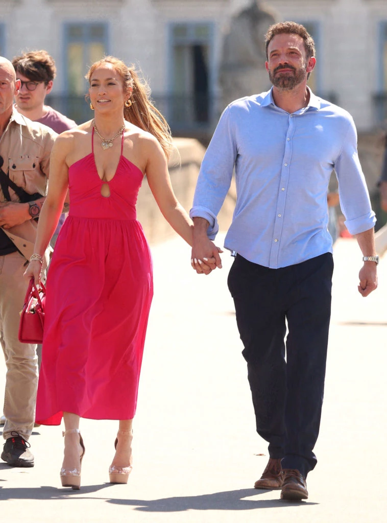 Look de JLO con aberturas para una caminata por París.