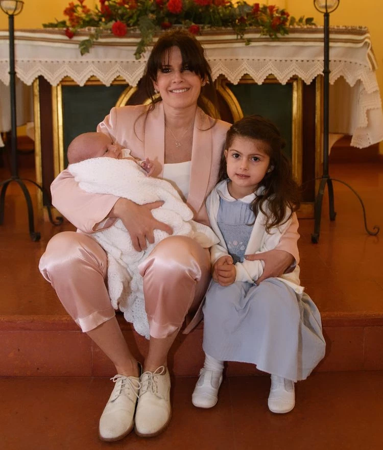 Isabel Macedo junto a sus dos hijas.