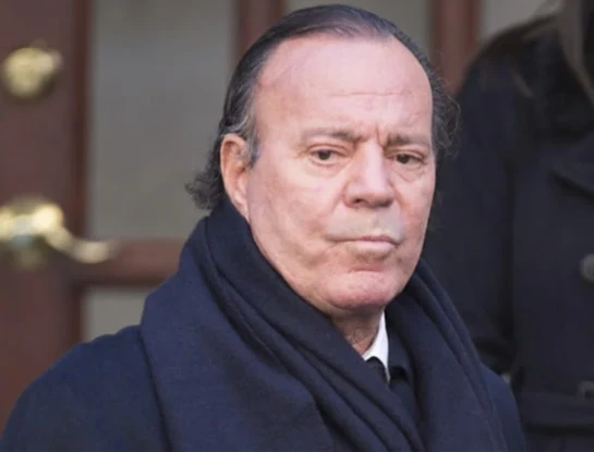 Qué le pasa a Julio Iglesias: afirman que estaría usando una silla de ruedas para movilizarse