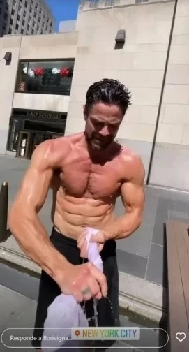 Luciano Castro presumió sus músculos en New York.