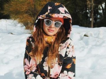 La China Suárez sorprendió con su look estampado ideal para la nieve