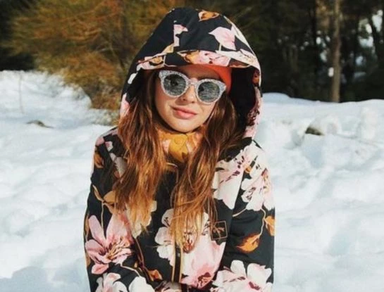 La China Suárez sorprendió con su look estampado ideal para la nieve