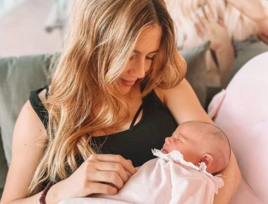 Stephanie Demner contó intimidades del nacimiento de su hija Arianna