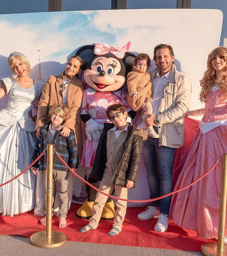 Sabrina Garciarena y Germán Paoloski junto a sus tres hijos