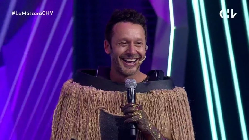 Benjamín Vicuña se vistió de escoba para su participación en el reality