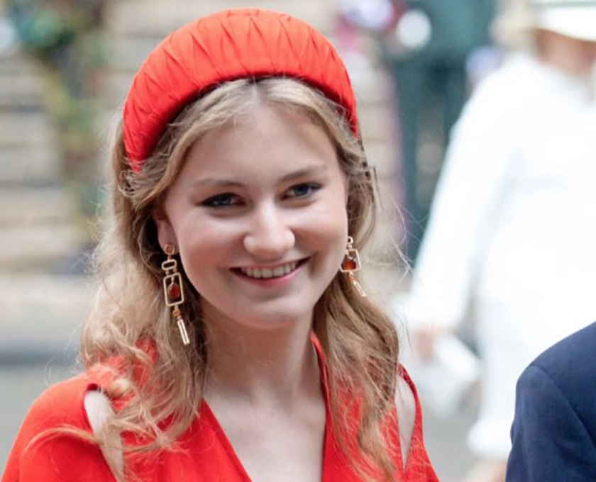 ELISABETH DE BÉLGICA CON UN VESTIDO ROJO DE VICTORIA BECKHAM