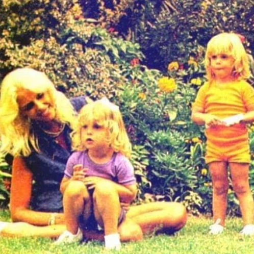 Liliana Caldini y sus hijas