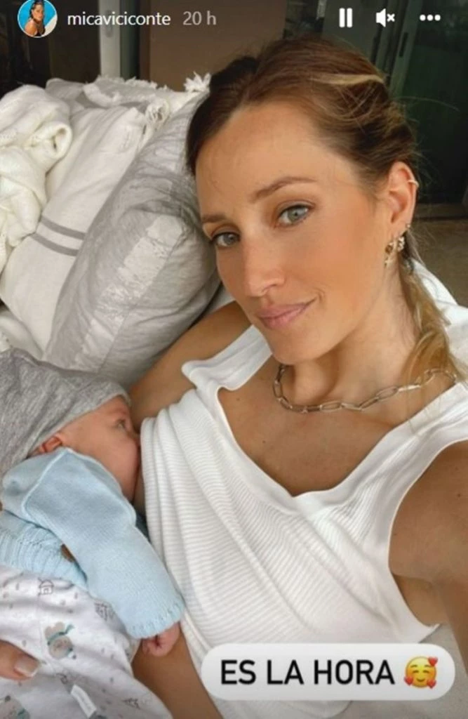 Mica Viciconte aprovechó para amamantar a Luca Cubero.