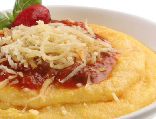 Ola de frío: la receta de polenta clásica con tuco y queso cremoso