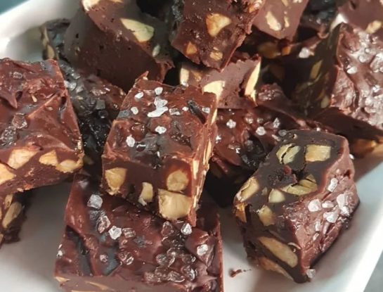 Ola de frío: la receta del turrón de chocolate, maní y sal marina para levantar la temperatura