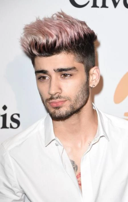 Zayn Malik con pelo rosa