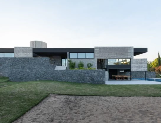 Así se construyó Casa Mono, una elegante vivienda de hormigón en las sierras cordobesas