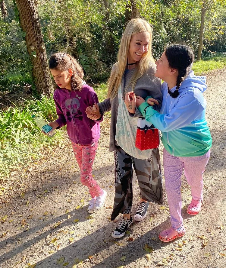 Inés Estévez junto a sus hijas Vida y Cielo