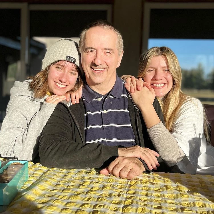 Laurita Fernández junto a su hermana Gabriela y su padre