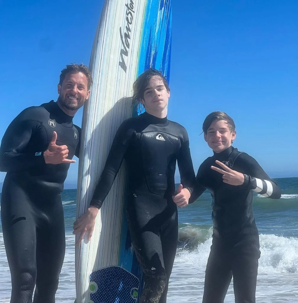 Matteo y Valentino los hijos de Ricky Martin cumplieron 14 años y lo celebraron tomando clases de surf