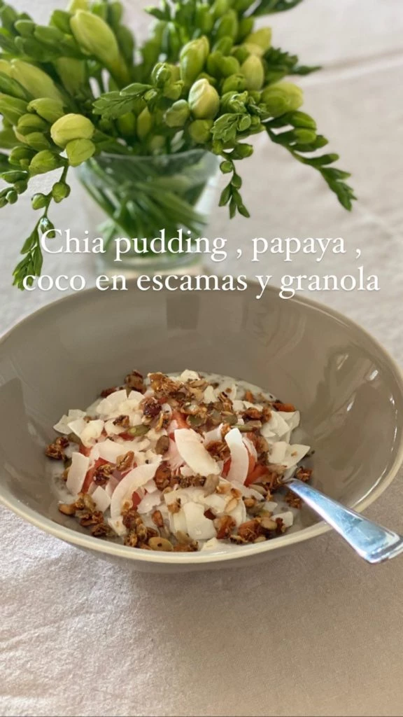 Juliana Awada preparó chía pudding al que sumó escamas de coco, papaya y granola. 