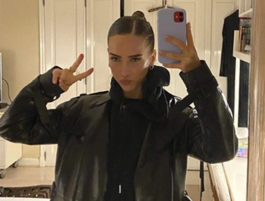 El look urbano de Ámbar De Benedictis más canchero (y fácil de imitar)