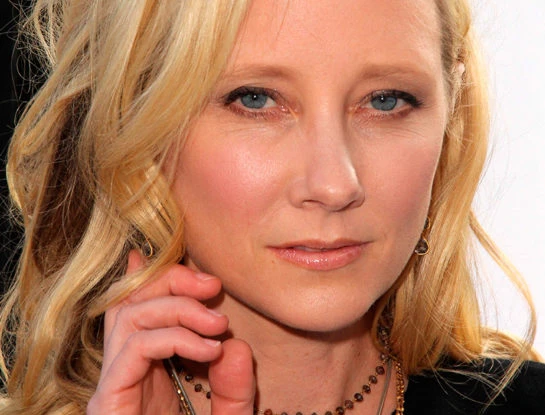 La difícil vida de Anne Heche: su padre la violó, perdió a dos hermanos (uno se suicidó) y su madre nunca le perdonó su elección sexual