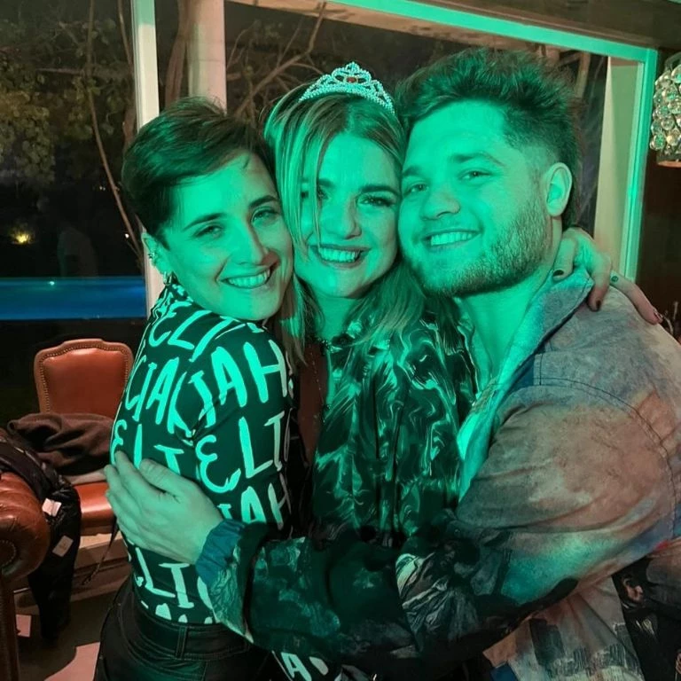 Araceli González junto a sus hijos