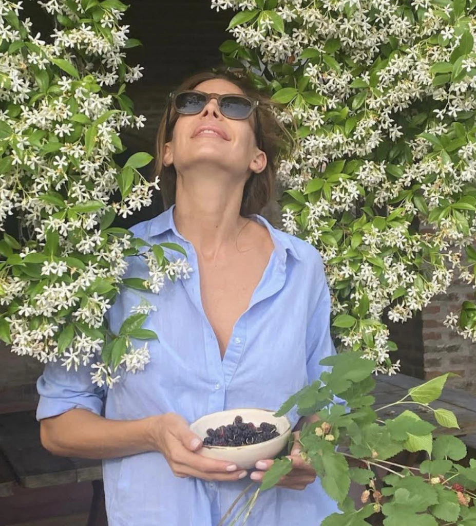 Juliana Awada sosteniendo un bowl de zarzamoras recogidas de su huerta. Foto IG.