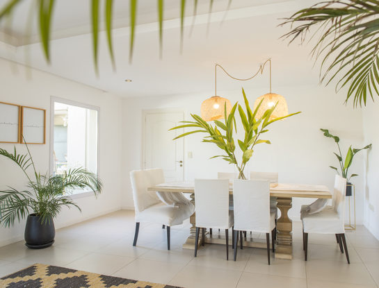 Video deco: así se decoró una casa de estilo clásico, con detalles cálidos y en colores neutros