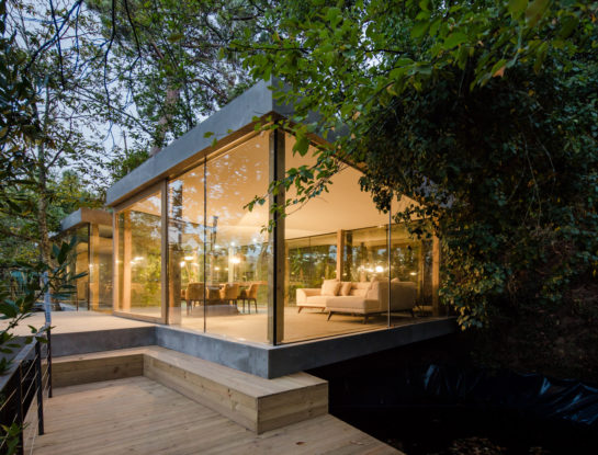 Casa camuflada: una modernísima vivienda que se mimetiza con la naturaleza que la rodea