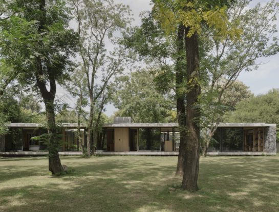 Esta exquisita casa en Córdoba sorprende con su materialidad y se camufla con la vegetación