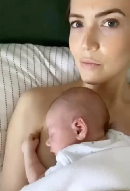 Mandy Moore y su primer hijo August espera a su segundo hijo y no se puede dar anestesia peridural