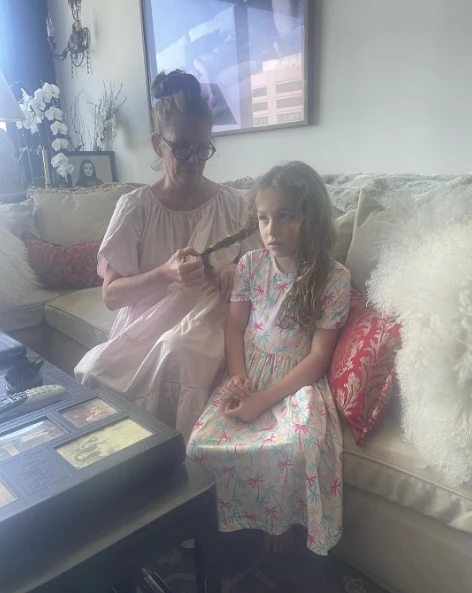 Melissa Gilbert feliz por hacerle dos trenzas a su nieta