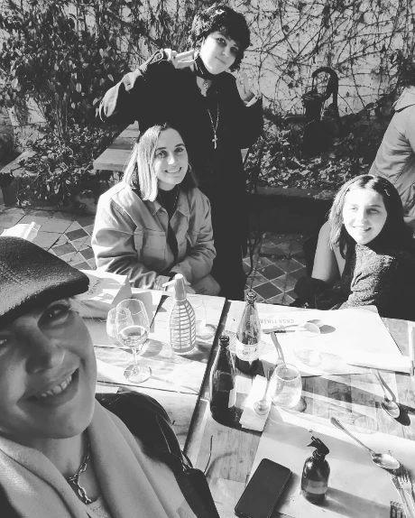 Lola Cordero en una foto reciente junto a sus hijas Lara y Eva