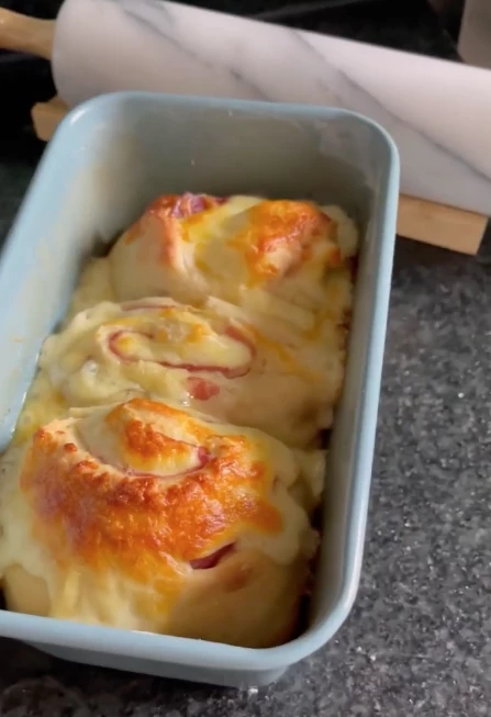 Recién salido del horno, pan relleno de muzzarella y jamón crudo.