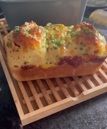 Recién salido del horno, pan relleno de muzzarella y jamón crudo.