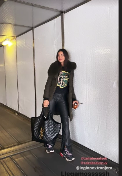 zaira con cartera YSL