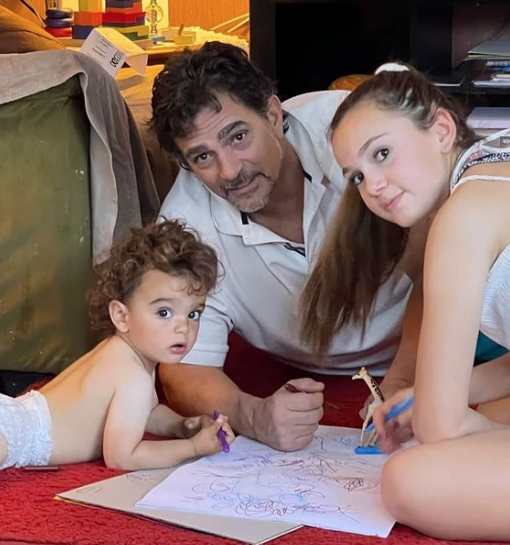 Guillermo Pérez Roldán con sus hijos, Chiara y Damián