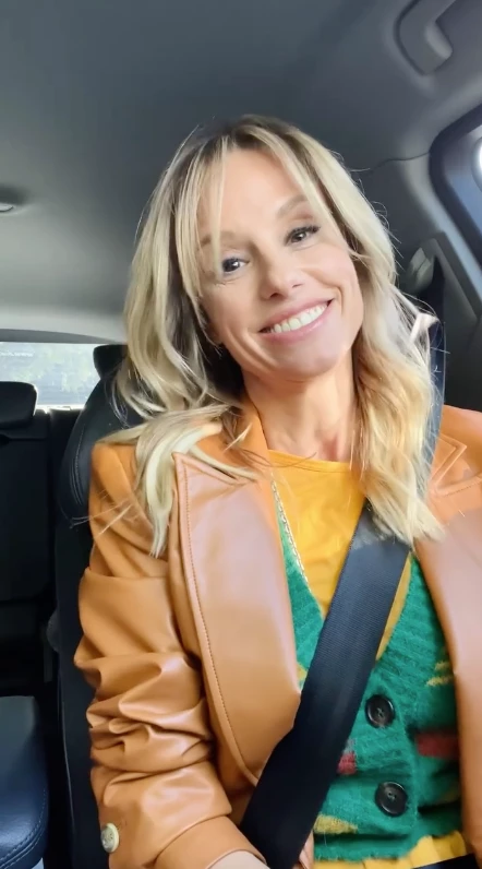 Mariana Fabbiani nos muestra cómo llevar el suéter en media estación