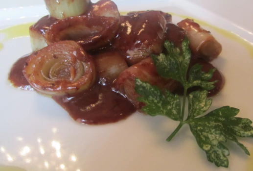 Puerros al vino tinto