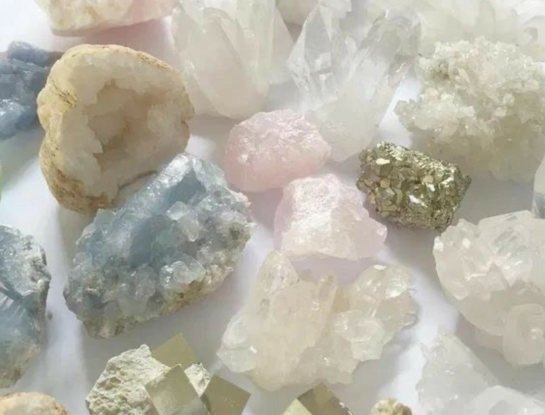 Cómo aprovechar la energía de Luna llena para recargar cristales y piedras