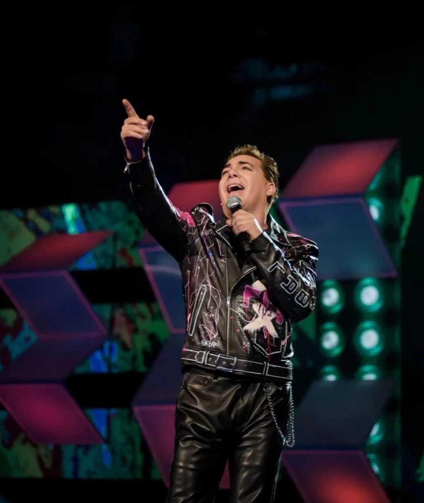 Look Cristain castro con campera de cuero