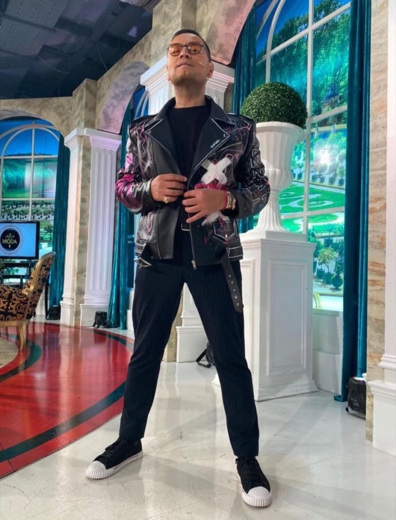 Look Cristain castro con campera de cuero