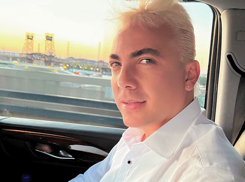 El look rocker de Cristian Castro con una campera diseñada por Fabián Medina Flores