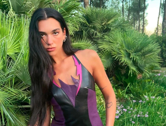 Dua Lipa eligió dos looks de alto impacto  en el día de su cumpleaños